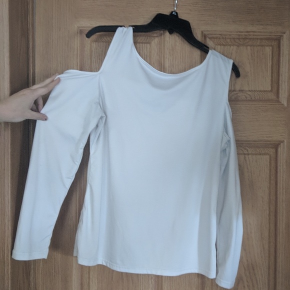 White peekaboo shoulder top - Picture 2 of 3